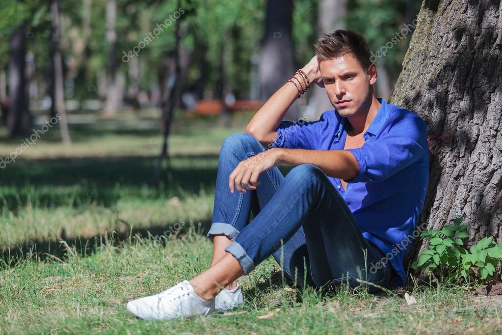 человек около дерева. человек сидит под деревом. мужчина с книгой под деревом. мужчина под деревом. человек сидит под.