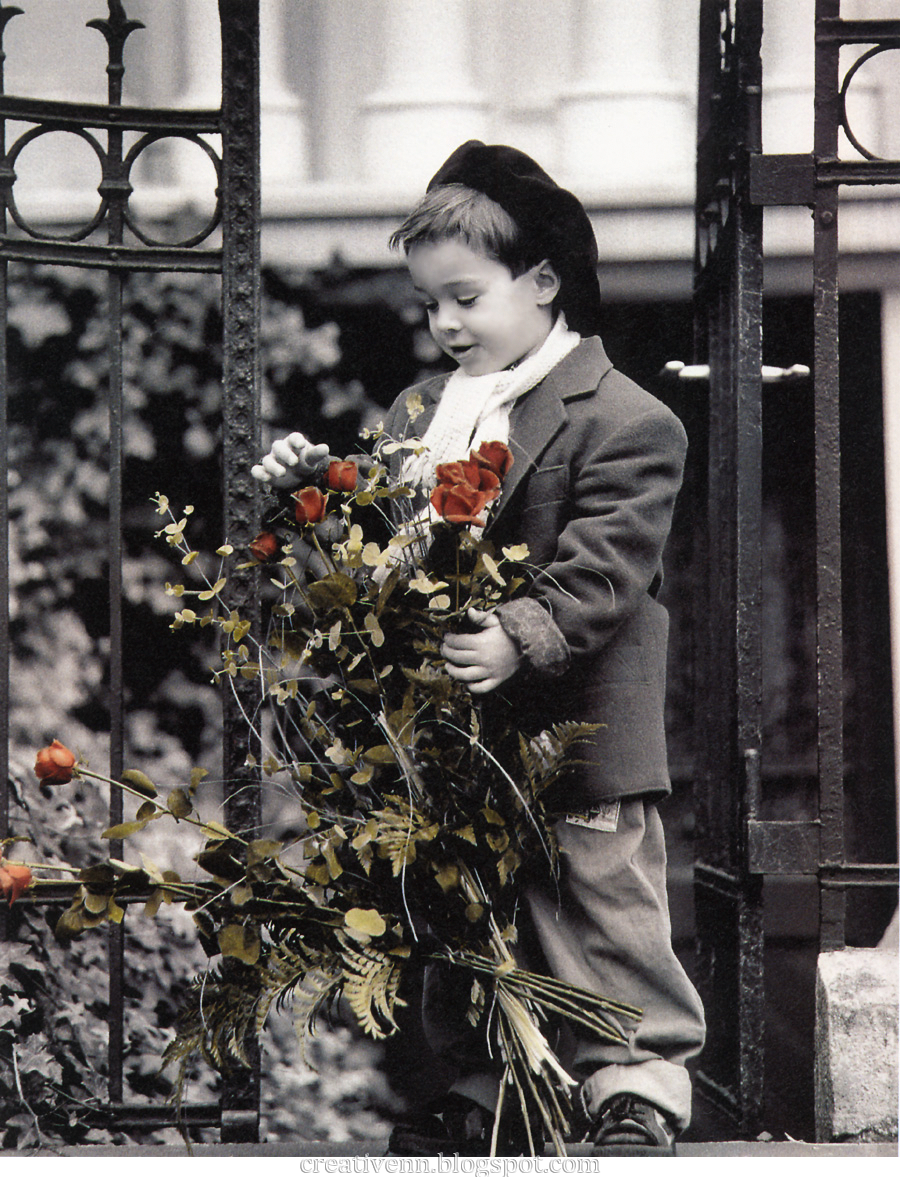 Ретро малолетних. Мальчик дарит цветы. Мальчик с цветами.