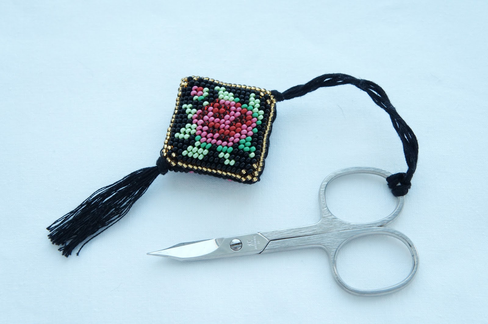 маячки для ножниц из полимерной глины. маячок для ножниц из бусин. маячок для ножниц вышивка бисером. маячок для ножниц. маячок для ножниц из бусин.