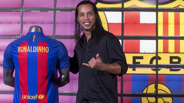 Ronaldinho anunció su retiro total del fútbol