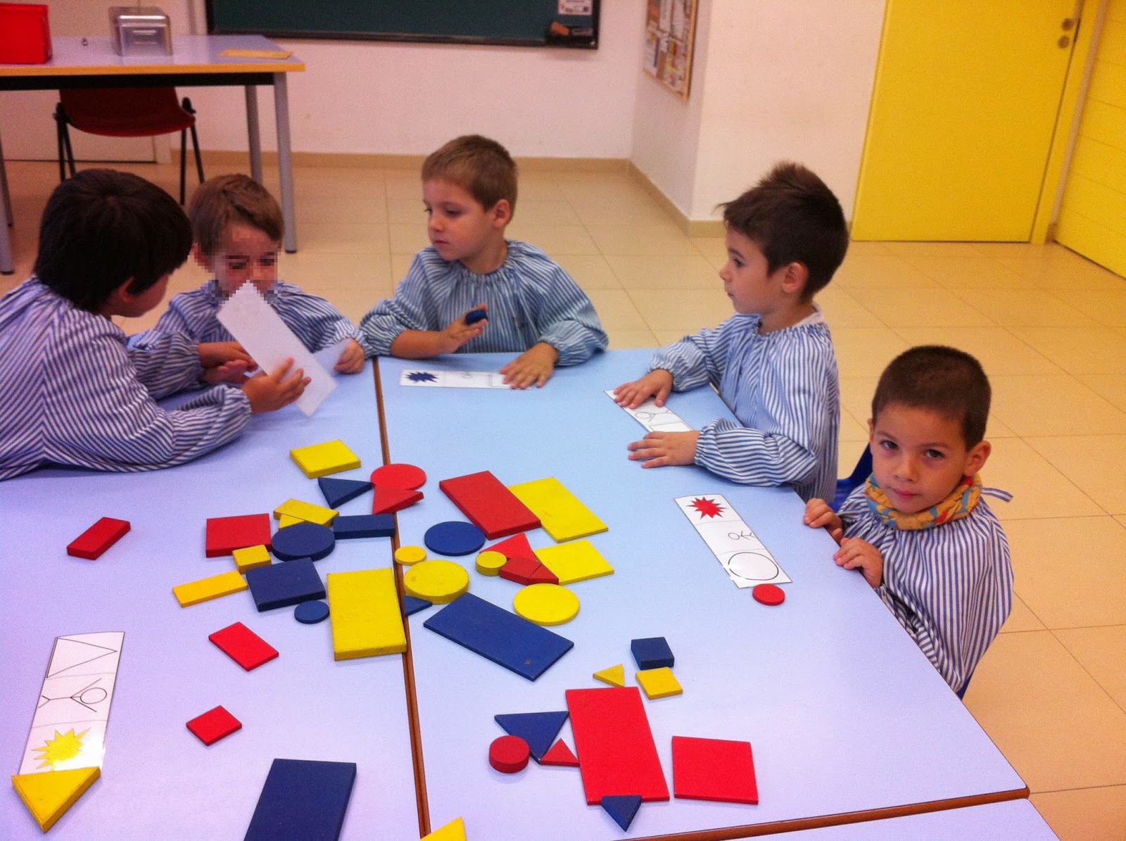 Игра дьенеша средняя группа. Блоки Дьенеша. Блоки Дьенеша в детском саду. Математические блоки Дьенеша. Блоки Дьенеша в ДОУ.