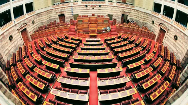 Στις 19.00 η Ολομέλεια της Βουλής  - Τσίπρας: «Δεν έχω λάβει εντολή να βγάλω την Ελλάδα από την Ευρωζώνη»