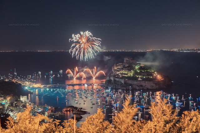 Festa a mare agli scogli di Sant' Anna, Festa di Sant' Anna 2015, foto fuochi d'artificio Ischia, Incendio del Castello Aragonese Ischia, Baia di Sant' Anna, Scogli di Sant' Anna, 