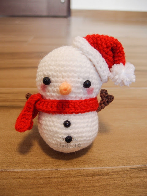 crocheted snowman amigurumi