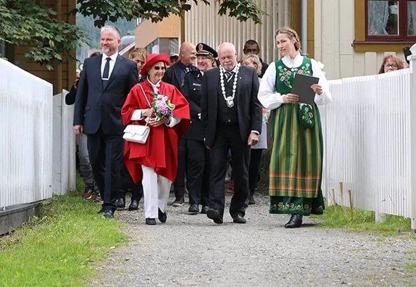 Queen Sonja attended the opening of the rock stairs called Helgelandstrappa. The staircase is made by sherpa from Nepal
