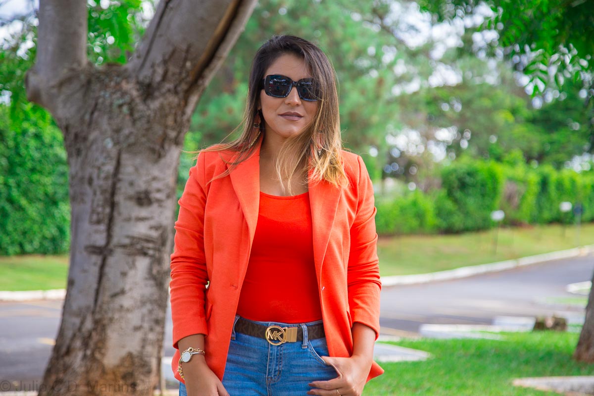 Usando o blazer laranja com calça jeans
