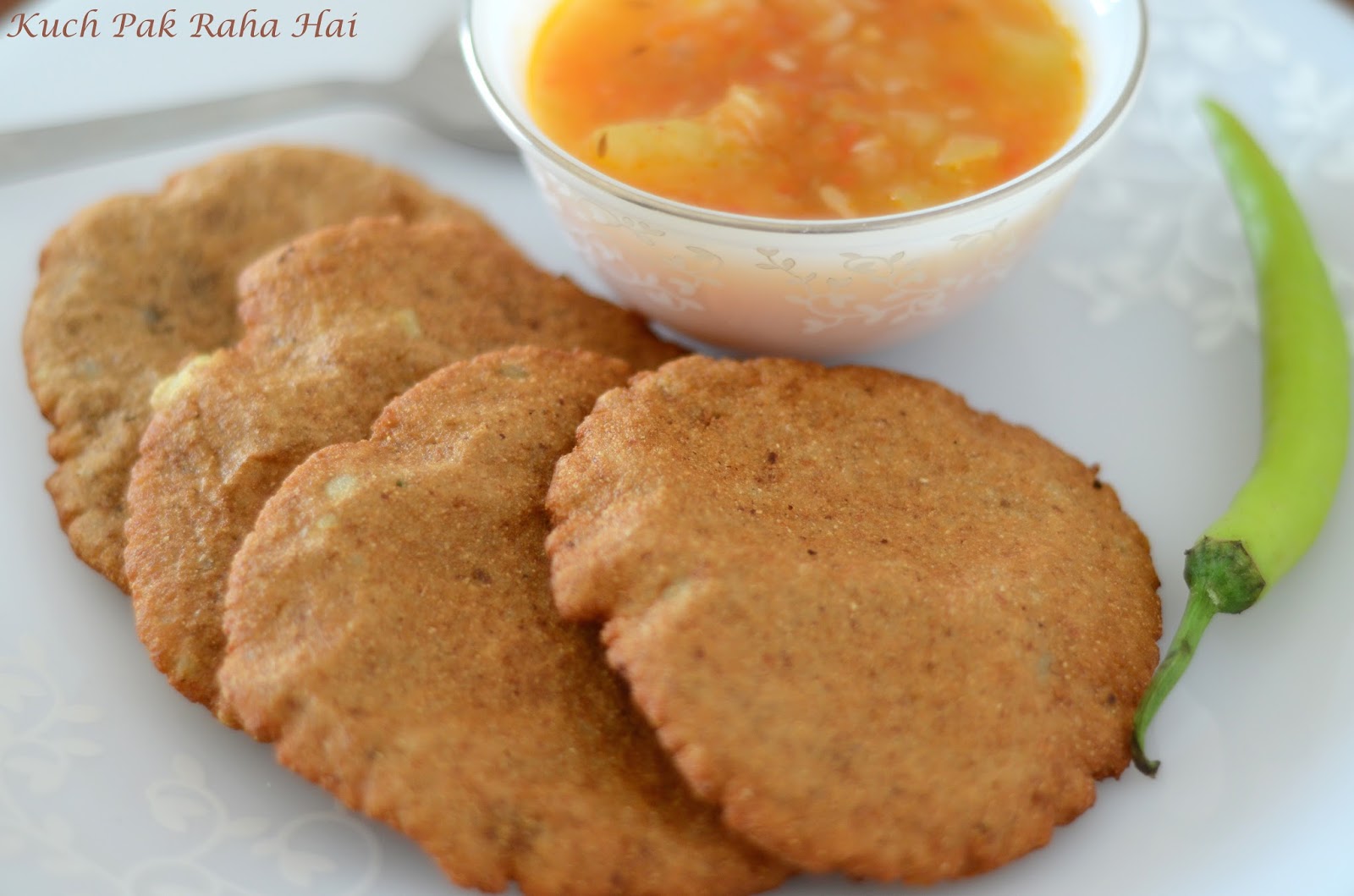 Kuch Pak Raha Hai Singhare Ke Aate Ki Poori / Water Chestnut flour