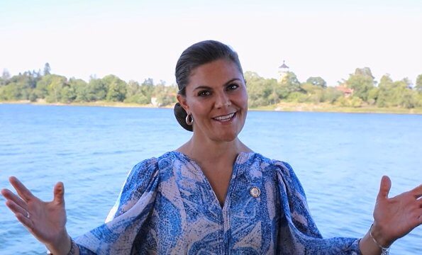 Crown Princess Victoria wore a mosaic patterned silk dress from HM. Crown Princess Victoria wore a gold earrings from Sophie by Sophie