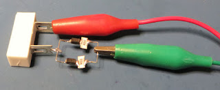 Dual Schottky diodes in parallel with serial 0.01R resistors