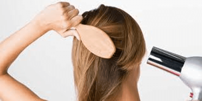 secando-os-cabelos-com-secador (1)