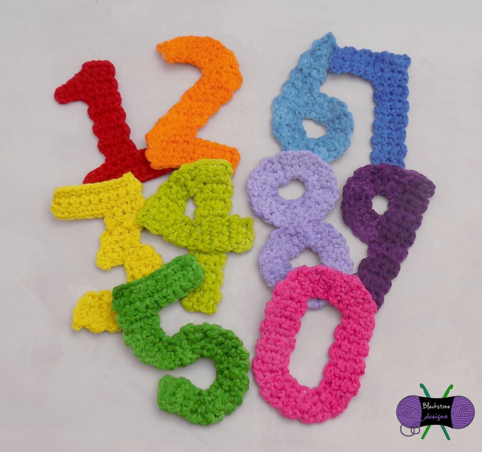 буквы крючком объемные. вязаные буквы подушки. вязаные буквы. вязаные буквы на вязаном. вязаные объемные буквы.