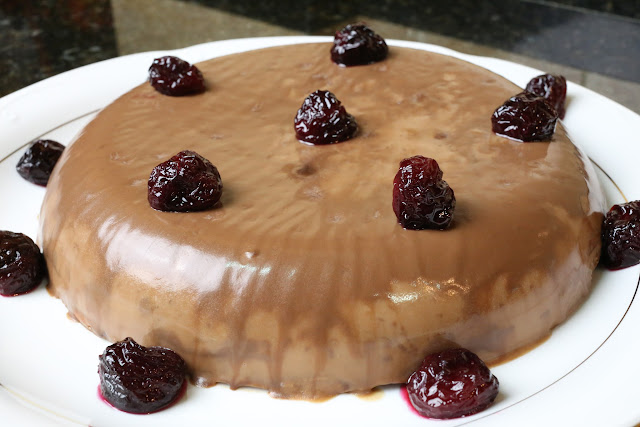 Tarta de chocolate con cerezas en su almíbar