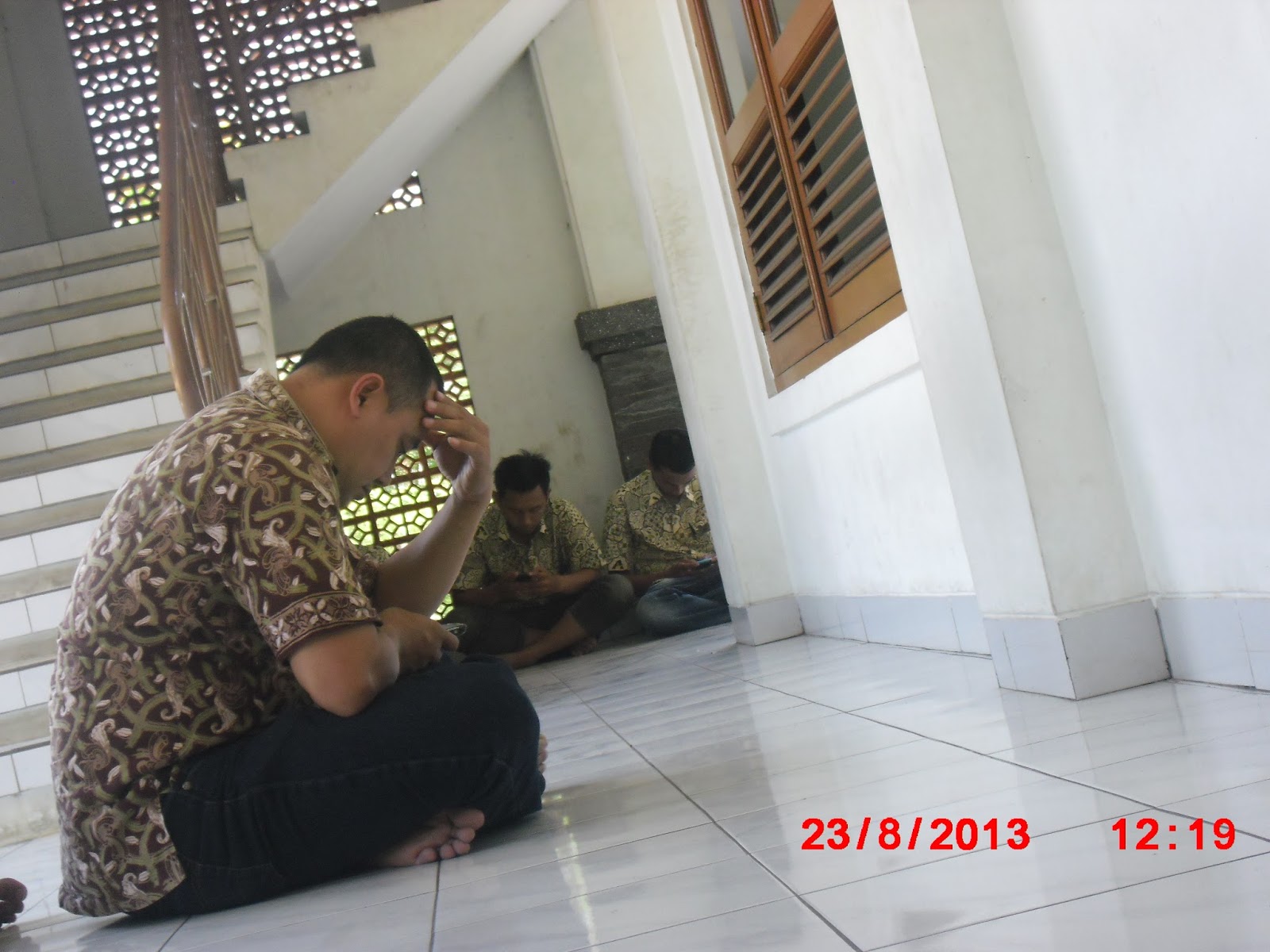 Majelis Penulis: Ketika SMS Lebih Penting dari Khutbah Jum’at