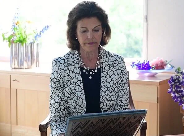 Queen Silvia took part in the online Samena Council Leaders Summit 2020 in Dubai. Queen wore a print jacket, and pearl necklace