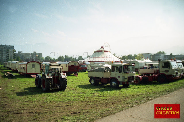 Chapiteau, camion et roulottes du cirque Louis Knie 