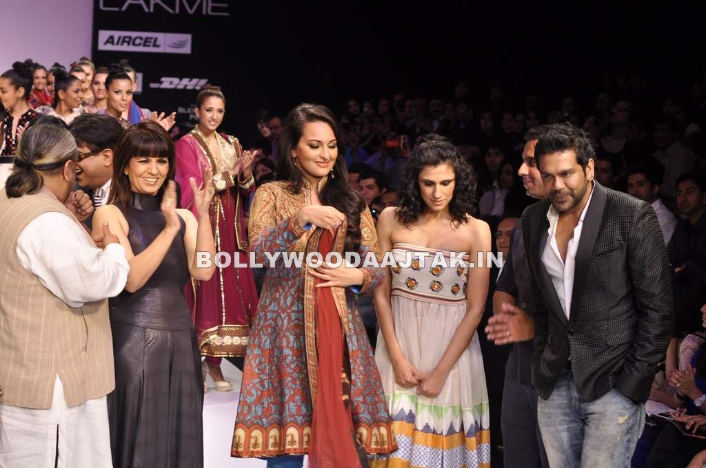 Sonakshi Sinha LF Ramp Walk - Beautiful Sonakshi Sinha Ramp Wak for Kimaya at LFW