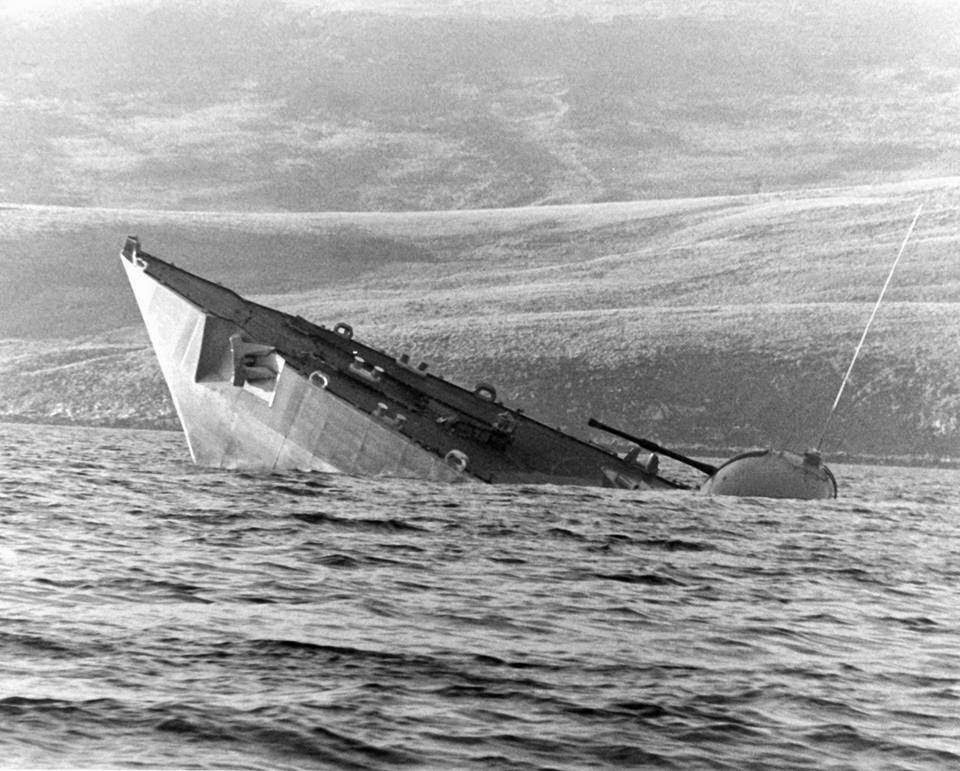 Hundimiento de la Fragata HMS Antelope tras el ataque del Primer Teniente Luciano Guadagnini