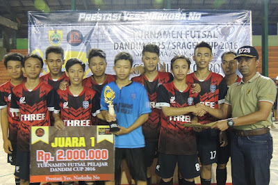 DANDIM SRAGEN SERAHKAN TROPI DAN HADIAH KEPADA PEMENANG FUTSAL DANDIM CUP