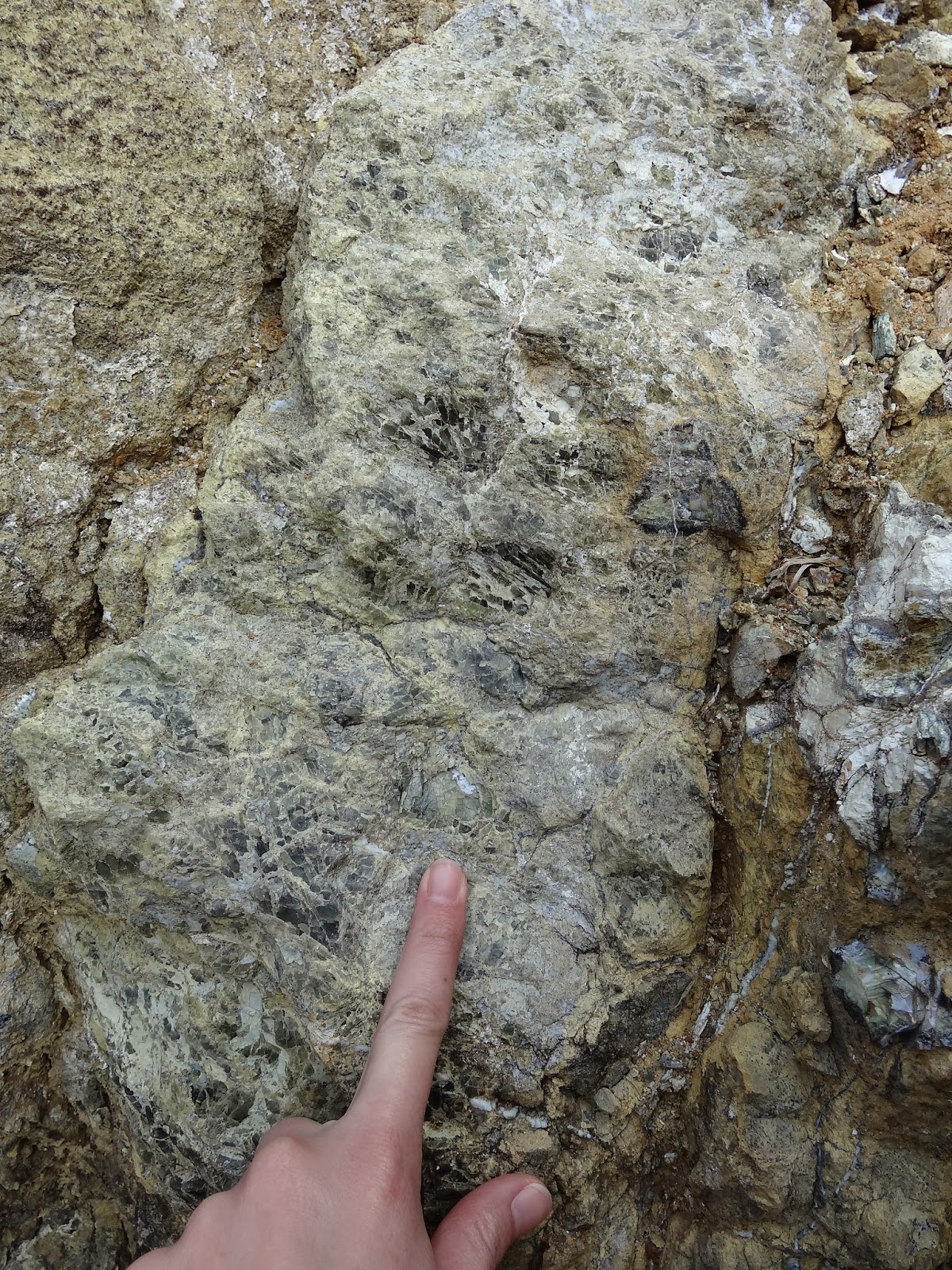 Quặng peridot trong mỏ Pyaung-Gaung. MinBlog