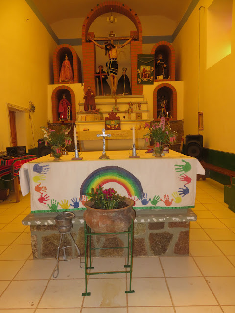 Altar unserer Pfarrkirche in Esmoraca Bolivien Altar unserer Pfarrkirche in Esmoraca Bolivien