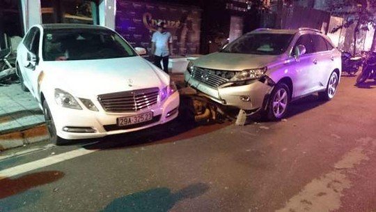 Nhân viên trông xe lái Mercedes gây tai nạn liên hoàn