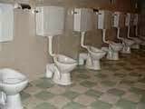 Le mot « toilettes » désigne le local appelé aussi cabinets