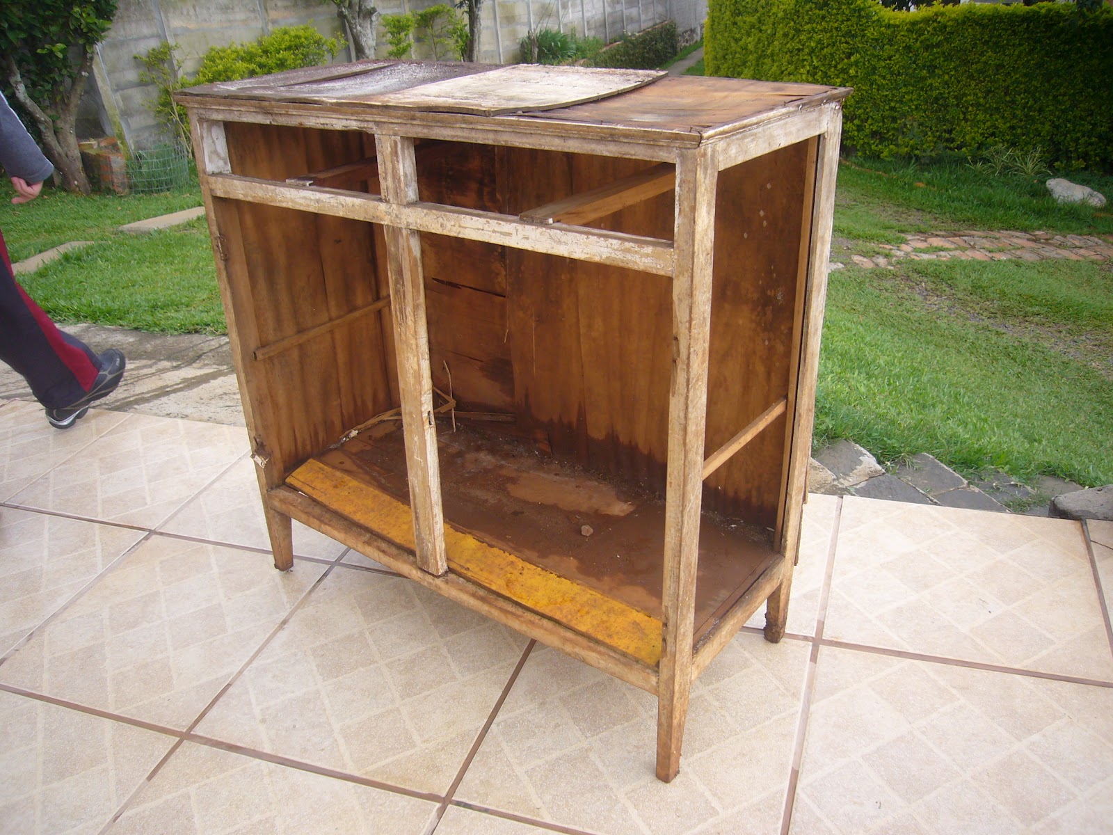 Renovando e aproveitando: Armário é transformado em aparador