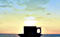 Sabah gün doğarken bir fincan çay veya kahve
