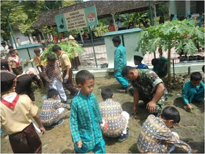 BABINSA PANTIREJO LAKSANAKAN JUM’AT BERSIH BERSAMA SISWA SISWI SDIT SUKODONO