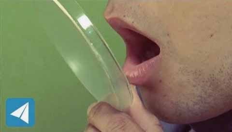 تنظيف بالزجاج ببخار الفم والتي يمكن إستخدامها لتنظيف عدسة الهاتف الجوال من البقع والشحوم وبصمات الأصابع