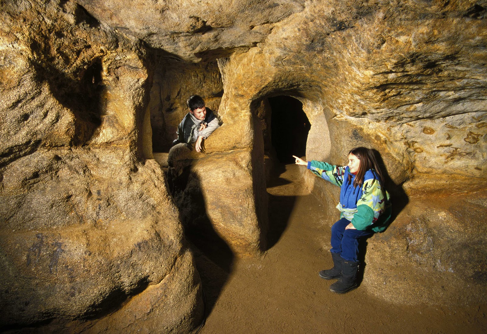 "подземный мир". включи подземные люди. включи подземные люди. коллектор подземный. подземелья реки неглинки.