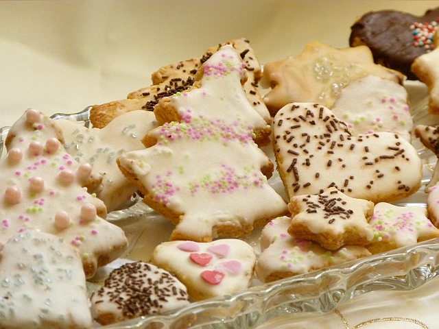Ausstechgebäck mit Mandeln In der Weihnachtsbäckerei