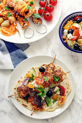 Grčka salata sa avokadom i pileći souvlaki