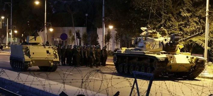  Πραξικόπημα στην Τουρκία: Στρατός και άρματα μάχης στους δρόμους 