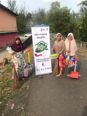 kegiatan bersih-bersih di kampung beseri astra bengkulu