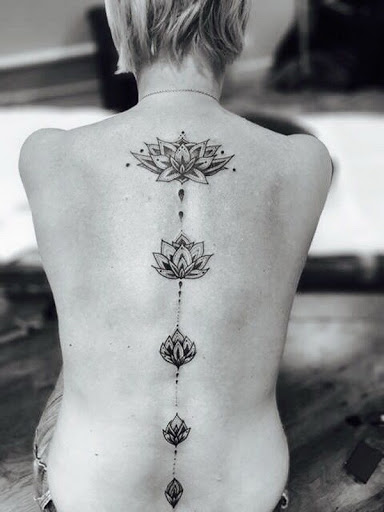 Flores de lótus Tatuagem na coluna Vertebral