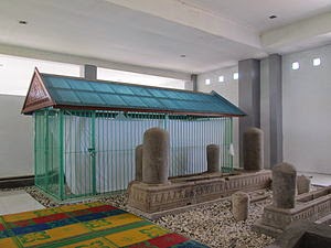 Makam Syaikh Abdurrauf al-Fansuri alias Syiah Kuala (bercungkup) di desa Deah Raya di muara Krueng Aceh di Banda Aceh
