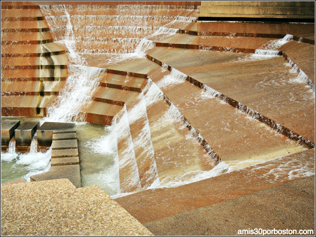 Fort Worth Water Garden: Active Water Pool