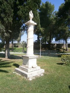 το μνημείο του Κυριακούλη Μαυρομιχάλη στον Κήπο των Ηρώων στο Μεσολόγγι