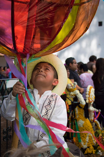 niño con maramota en calenda de Oaxaca