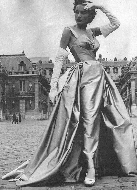 File:Christian Dior Dress indianapolis.jpg - Wikimedia Commons