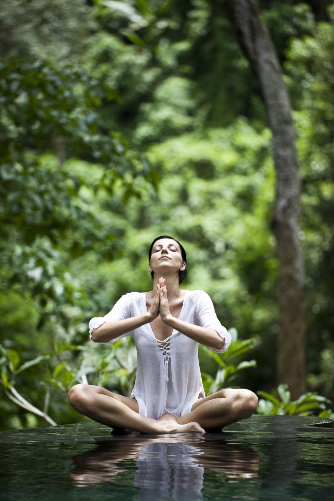 Медитация голосом женщины. Шива пранаяма. Йога на природе. Медитирует на природе. Девушка медитирует.