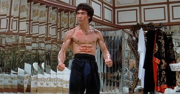 Bruce Lee aparece en cameo en Erase/Había una vez en Hollywood. Jackie Chan recuerda su pelea con él en Operación Dragón.