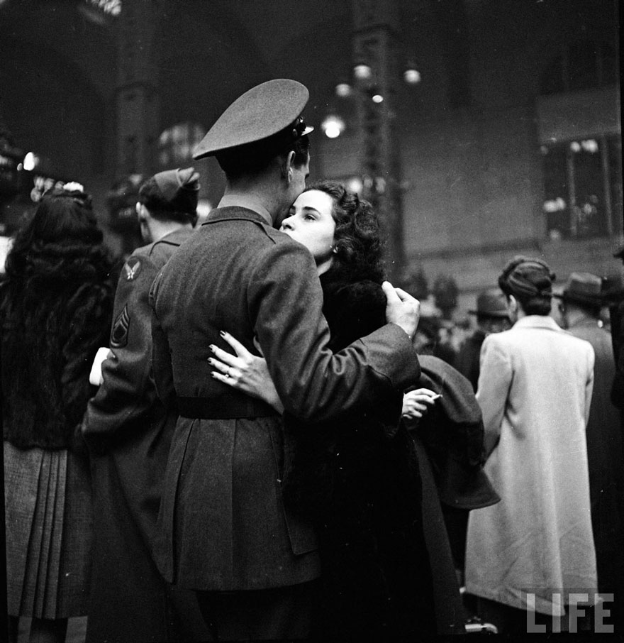 60 + 1 Heart-Warming Historical Pictures That Illustrate Love During War - Farewell To Departing Troops At New York's Penn Station, April 1943
