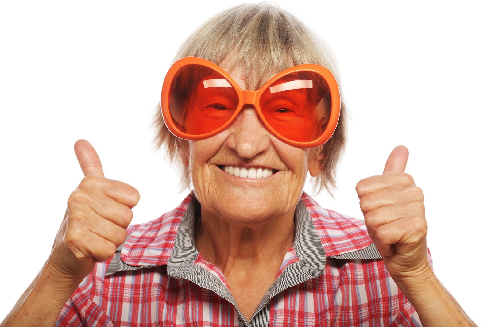 Радоваться бабушке. Бабулька в очках. Радостная бабушка. Пожилые люди в очках. Очки для пожилых.