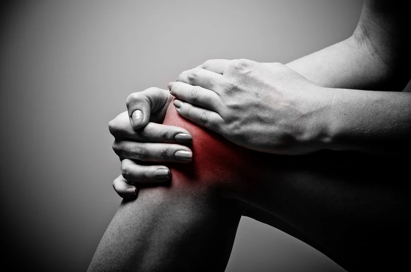 Dor no joelho durante à noite: Causas e tratamentos naturais
