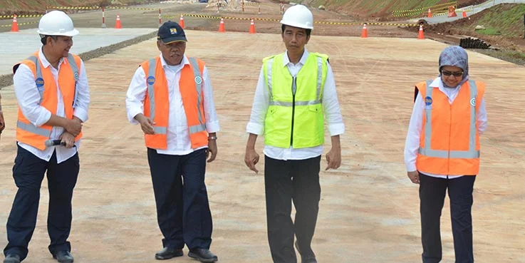 Presiden Jokowi didampingi Menteri PUPR meninjau pembangunan jalan tol Semarang - Batang, Senin (9/1/2017) pagi.