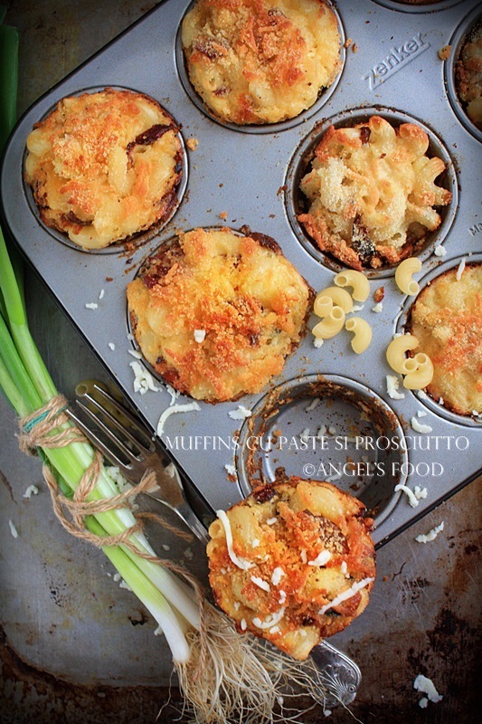 Muffins cu paste si prosciutto