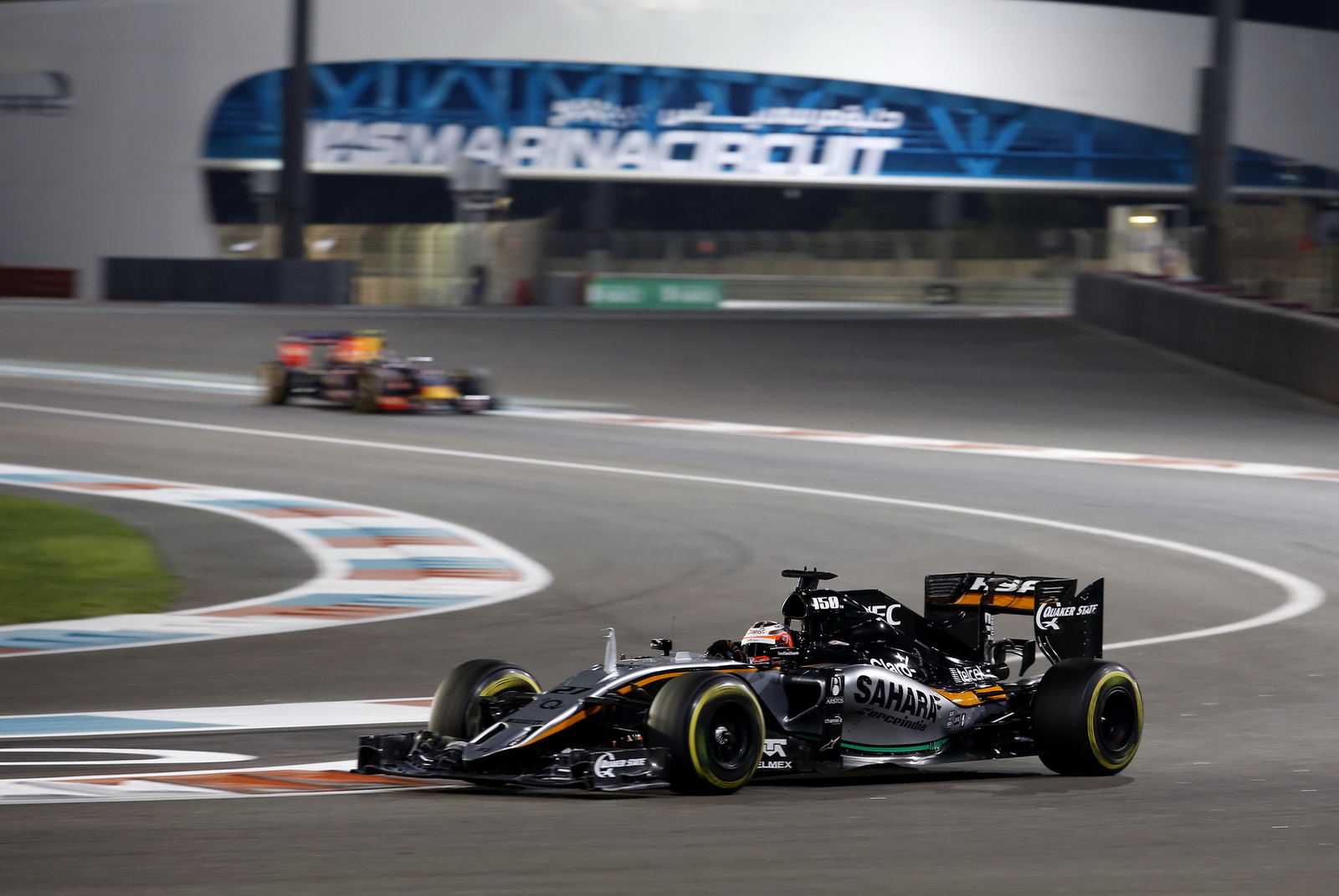 Почему формула 1 в субботу. Абу Даби Хюлькенберг. F1 2015 Mercedes Abu Dhabi. Почему у формула 1 какой дизайн.