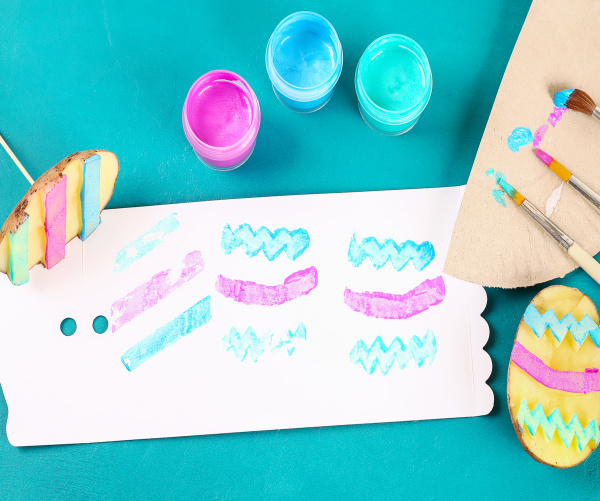 Turn a potato into an Easter egg!  This fun craft for kids transforms a potato into super cool art stampers- a must-try for all ages! #growingajeweledrose #potatostampeastereggs #potatostamping #eastereggcrafts #eastereggcraftsforkids #eastereggstamping #eastereggstamps #potatostamp #potatostampsforkids #potatostamping #eastercraftsforkidseasy